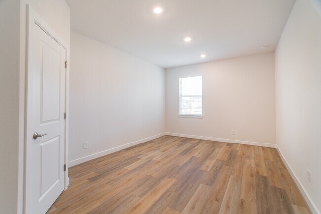 Building Photo - 11 Mariposa Wds Dr