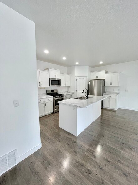 Building Photo - 561 S Ravenwood Ln