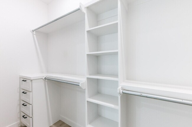 Building Photo - 1704 Elkhart Ave