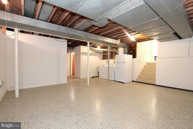 Building Photo - 6220 Robinwood Rd