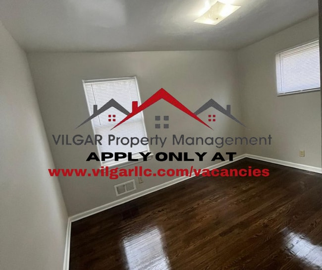 Building Photo - Gorgeous 3 spacious bedrooms, 1 attractive...