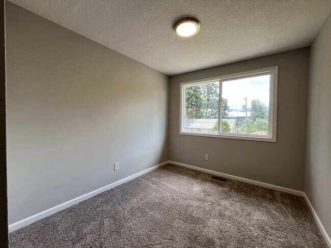 Building Photo - Spacious Milwaukie Home with Bonus Room, Large Fenced Yard and Shed/Workshop