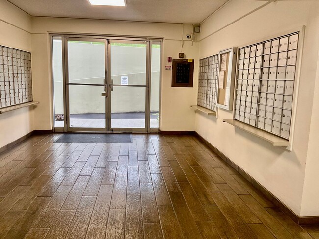 Building Photo - Beautiful 1/1/1 with Sunset Views