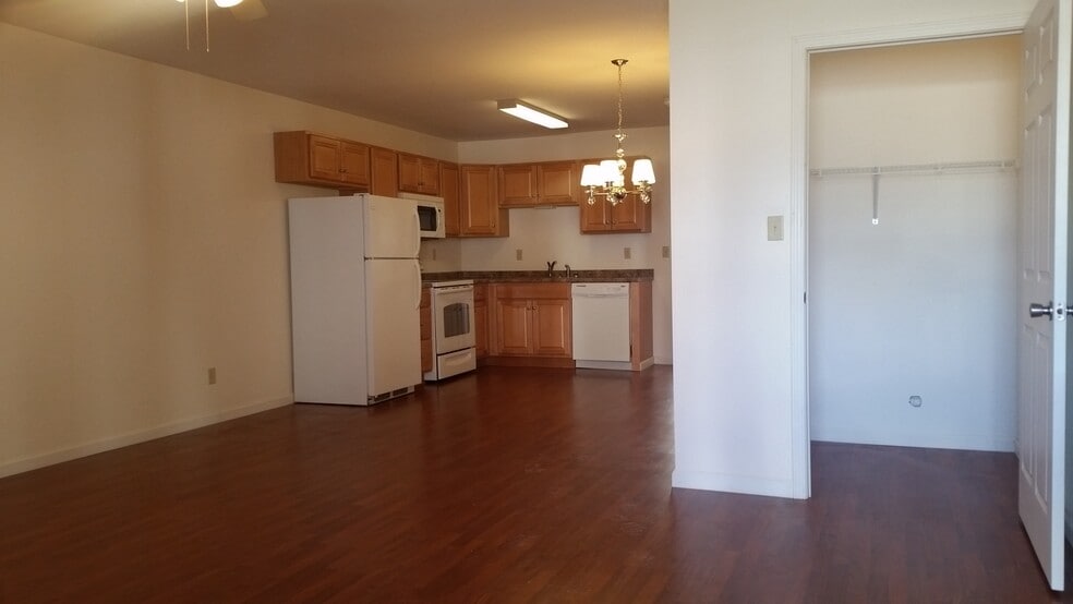 Building Photo - 152 E 6th St