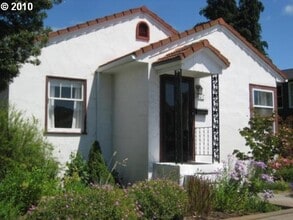 Building Photo - 2 Bedroom plus a sun room | 1 Bathroom