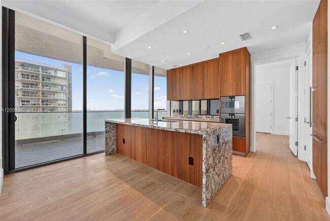 Building Photo - 175 SE 25th Rd