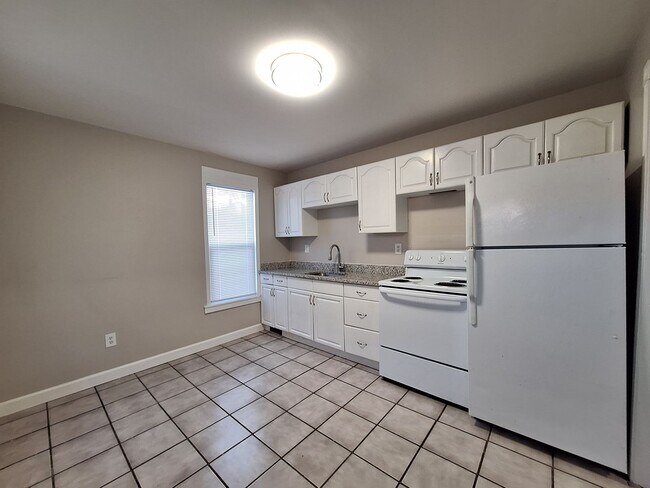 Building Photo - Spacious lower level 2 bedroom