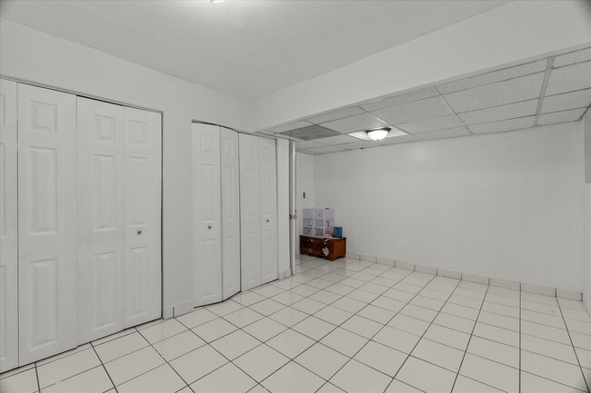 Building Photo - 7431 N Hoyne Ave