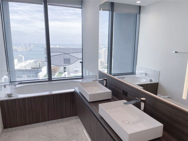 Building Photo - 1000 Brickell Plaza