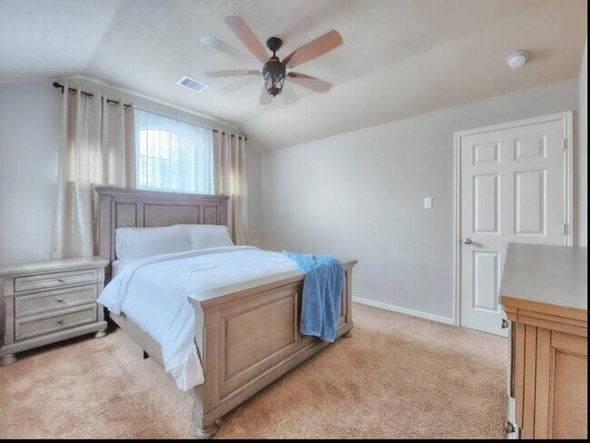 Building Photo - 2706 Lakecrest Way Dr