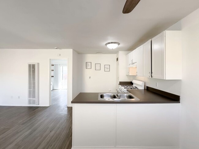 Building Photo - CUTE CONDO IN A DUPLEX W/ LARGE BACKYARD AVAILABLE FOR RENT!