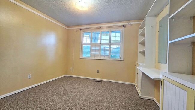 Building Photo - Charming 4 Bed 2 Bath Rambler with Office/Den in Benson Hilll, Renton WA.