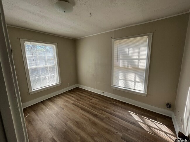 Building Photo - 2616 Oak Ln