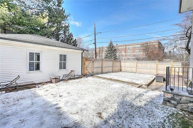 Building Photo - 310 Elmgrove Ave