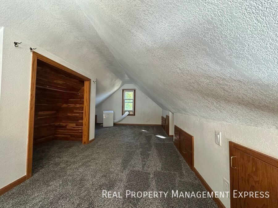 Building Photo - Move In by Feb 16 & Get One Month FREE