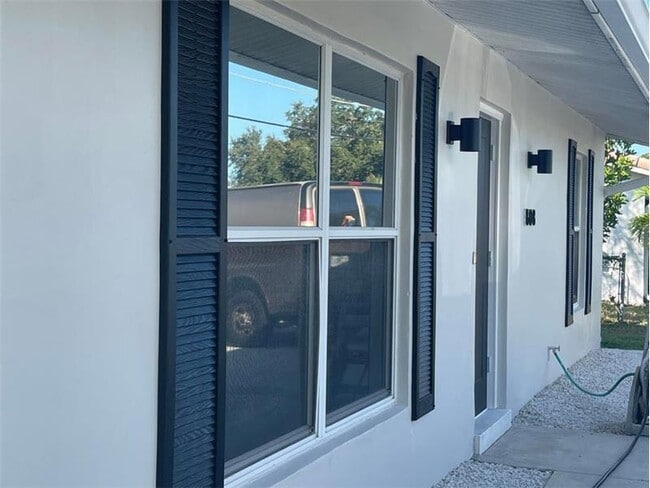 Building Photo - 808 SE Degan Dr