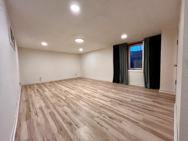 Building Photo - 2104 E 58th St