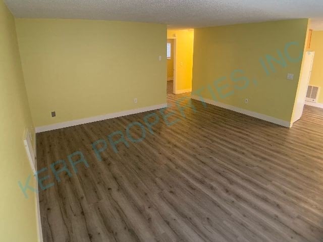 Building Photo - Charming 2-Bed Duplex in Portland's Heart – Cozy 855 Sq Ft!