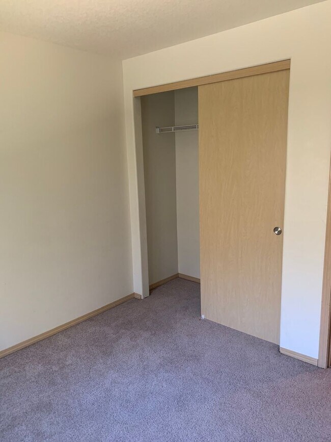Building Photo - Camas Townhome with Beautiful Grey Laminate Flooring and Attached Garage