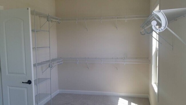Building Photo - 5 bedroom 4 bath plus Bonus Room and Much More!!