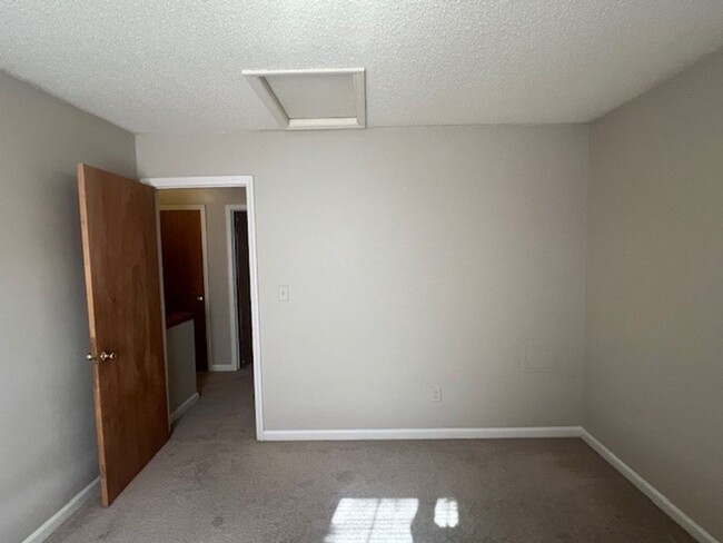 Building Photo - Spacious North Raleigh Townhouse! Pool! Lo...