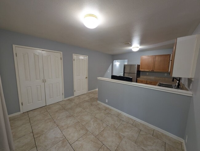 Building Photo - Large 3 Bedroom Corner Unit in The Heart of Gig Harbor! Available Now!