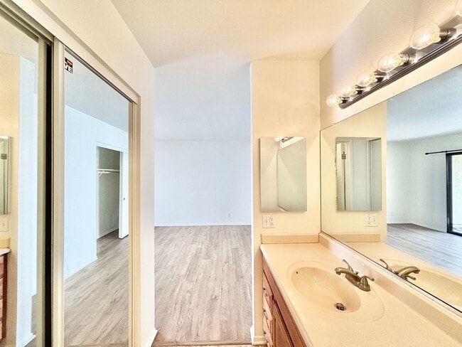Building Photo - Oxnard | Welcome to the Pearl of Oxnard Du...