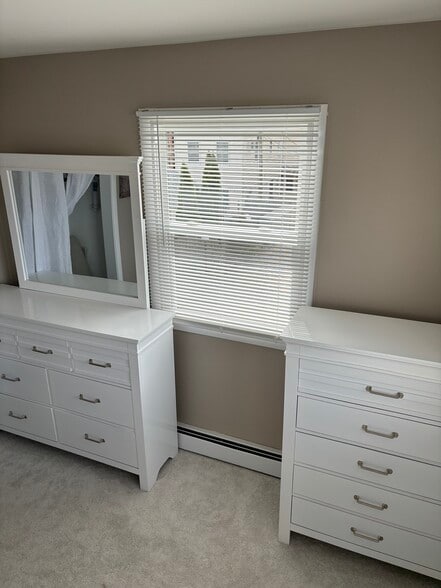 Building Photo - 6 N Newport Ave