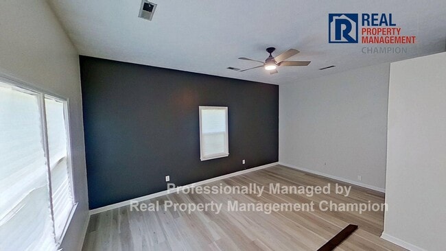 Building Photo - Spacious 3 BD/2.5 BA with Bonus Room on La...