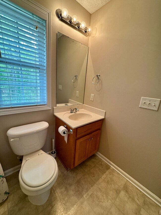 Building Photo - Ready to show!