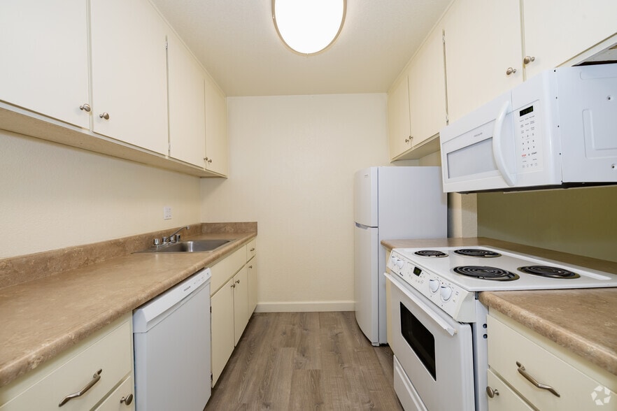 2BR, 1BA - 832SF - Kitchen - Aggie Square Apartments