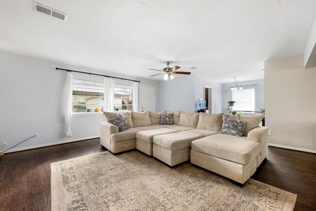 Building Photo - 6019 Cartagena St