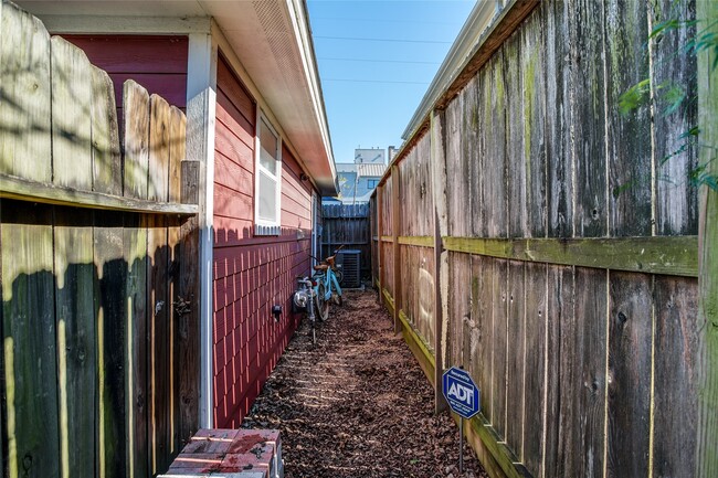 Building Photo - 910 W 9th St