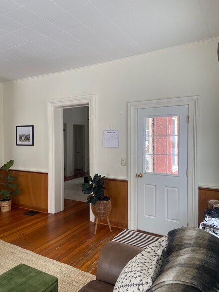 Entrance inside - 13 Chapel St
