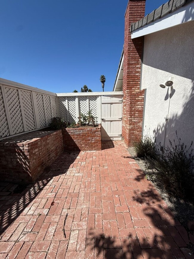 Building Photo - Beautifully Updated Single Story Custom Ho...