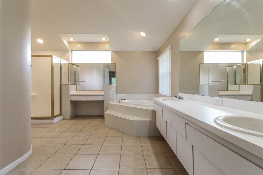 Building Photo - 1484 E Lake Woodlands Pkwy