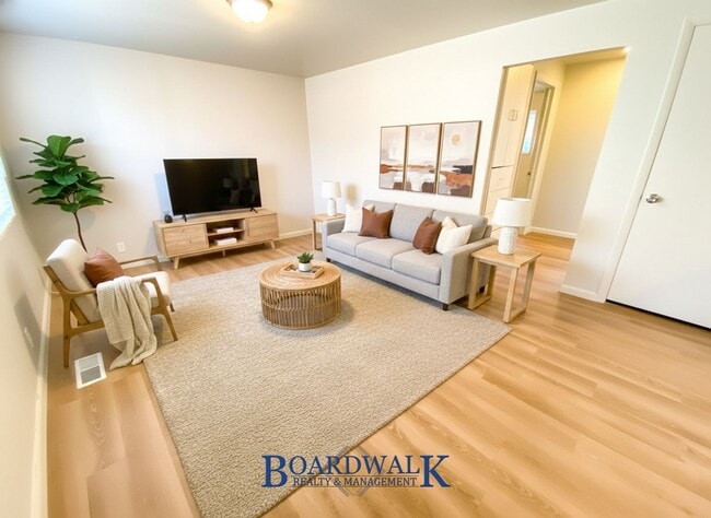 Building Photo - 253 E Crestone Ave