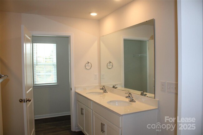 Building Photo - 2295 Mdw Strm Dr