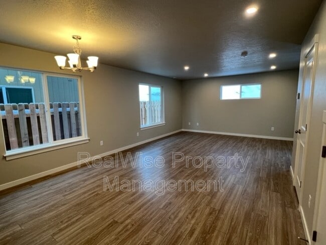 Building Photo - 675 NE Brookstone Dr