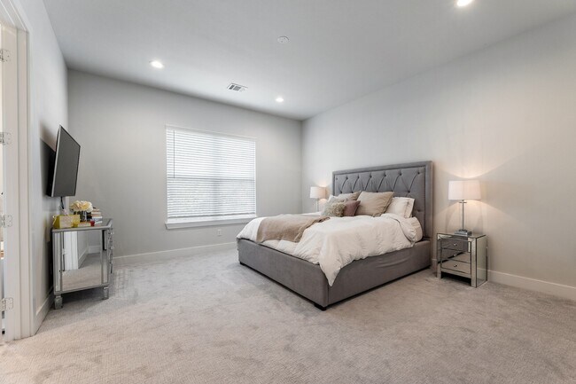 Building Photo - 5725 White Magnolia St.