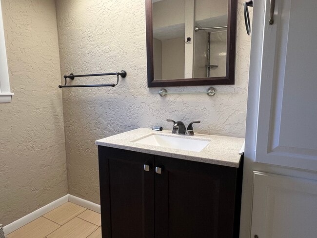 Building Photo - 3 Bedroom 2 Bathroom in Brentwood!