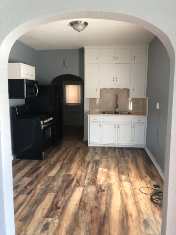 Building Photo - 205 S Maple St