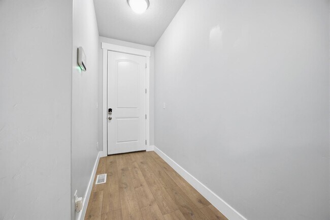 Building Photo - Stunning townhome on Sleepy Ridge