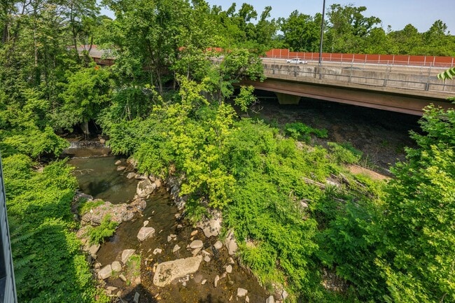 Building Photo - Luxurious 2 Bed 1 Bath Condo With Balcony ...
