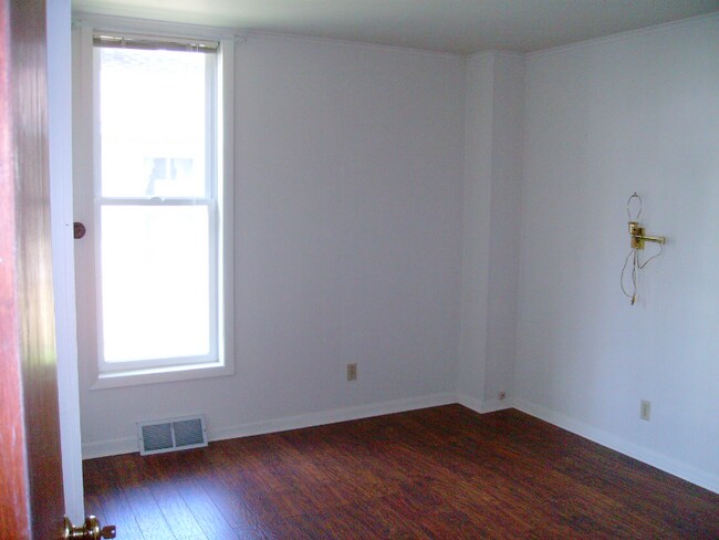 Building Photo - 415 Center St