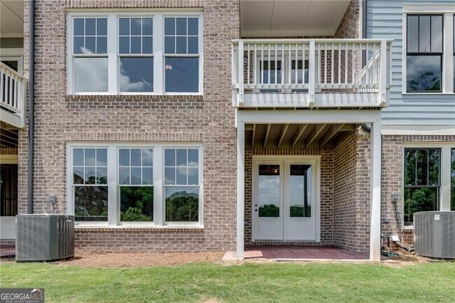 Building Photo - 425 Maplewood Dr