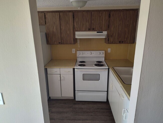 Building Photo - Enjoy the convenience and comfort of this 2/1 apartment in New Port Richey.