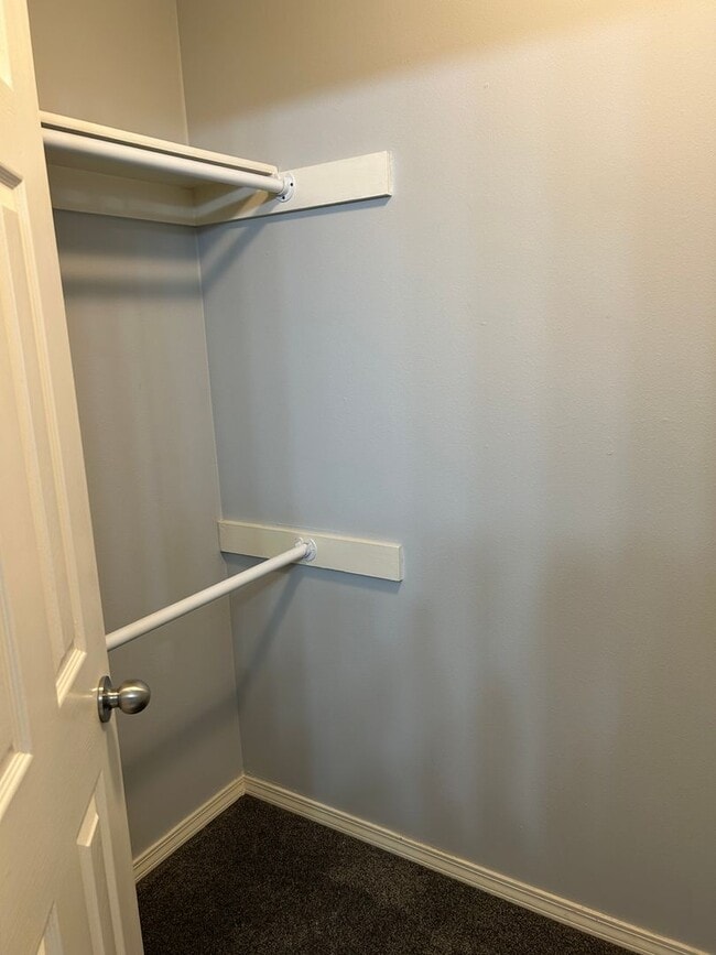 Building Photo - 904 E 5th St