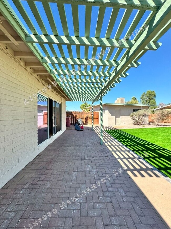 Building Photo - South Scottsdale huge corner lot 3 bedroom...