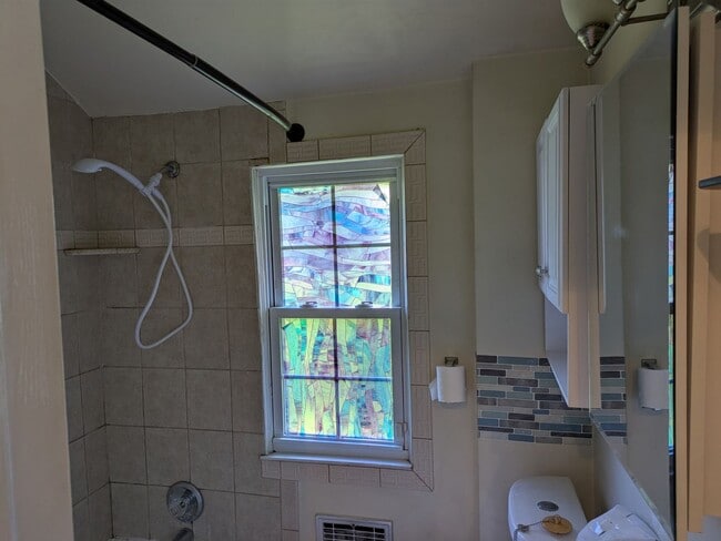 Building Photo - 3bd/1ba Cottage on private street with a s...